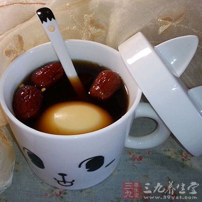 結婚的時候，新郎官來接新娘時，新娘的母親要親自煮紅糖雞蛋，喂給新娘吃，是一種美好的祝福