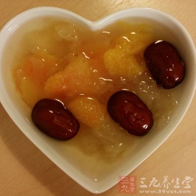 青木瓜1個500g，銀耳3朵，枸杞30g，紅棗30粒，冰糖根據個人口味