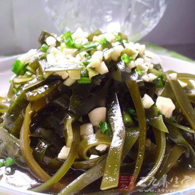最後將調勻的蒜蓉倒入海帶絲拌勻即可