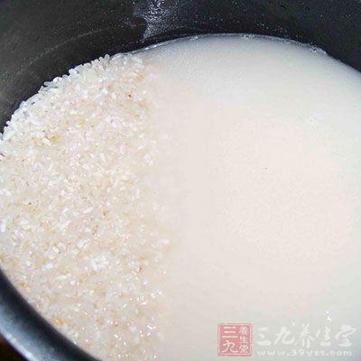 淘洗大米後，放在水中浸泡一段時間，這樣泡過的大米更好吃一點