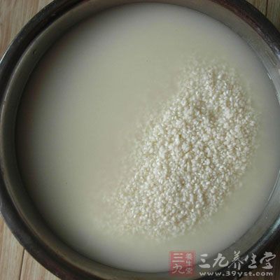 小米洗干淨，清水浸泡