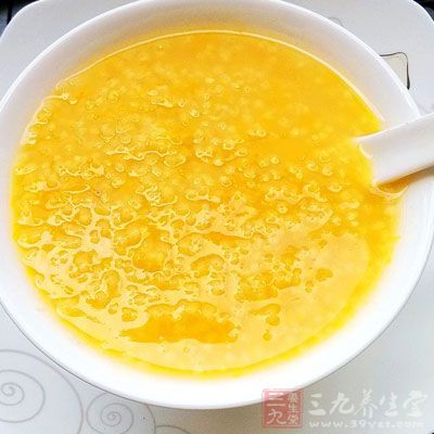 南瓜要熟的時候放冰糖，再用舀子攪拌均勻，要把南瓜攪拌的看不到南瓜片即可