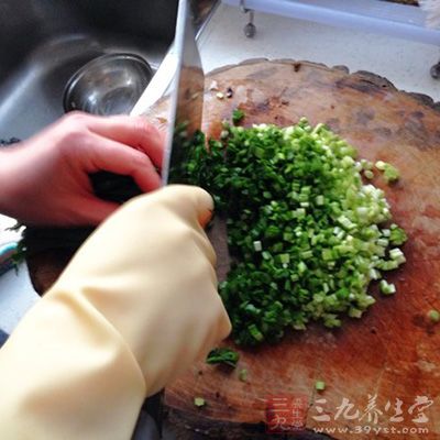 韭菜摘洗干淨，瀝干水分，切成碎粒