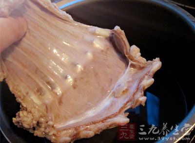 將准備好的羊肉放進鍋裡