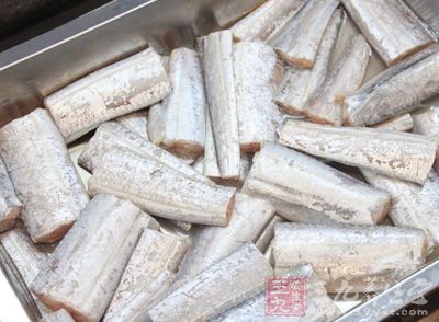 帶魚表面有一層銀白色的油脂，它含有一種抗癌成份