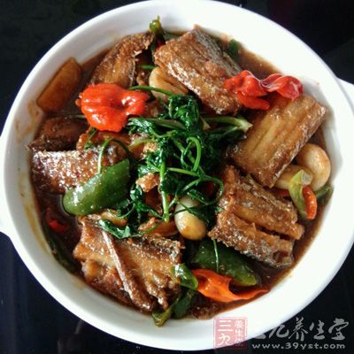 紅燒帶魚的魚肉細嫩，鹹鮮適口