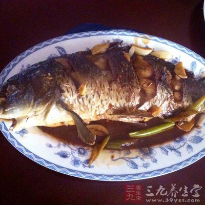 鯉魚、蔥姜蒜、澱粉、紅辣椒、白酒、醋