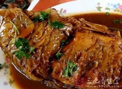 油熱後把魚放入油鍋
