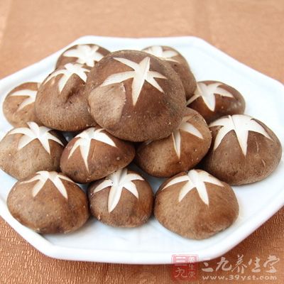 香菇洗淨在頂部劃十字