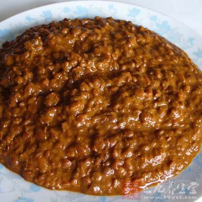 為了增加豬骨的醬香可放入兩勺面醬(東北大醬最佳)