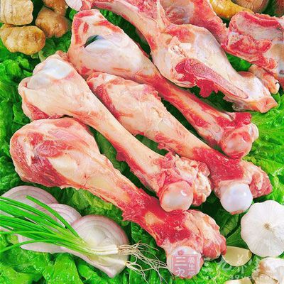 豬骨性溫，味甘、鹹，入脾、胃經