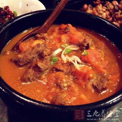 將所有鍋內所有材料轉移到慢炖煲，煲制到牛肉軟爛、湯汁濃稠，加少許鹽調味即可