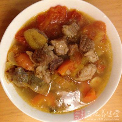 下入洋蔥和胡蘿卜繼續炖10分鐘，調入調味料即可