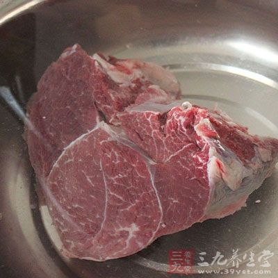 牛肉洗淨、切塊，冷水入鍋氽燙後再次洗淨