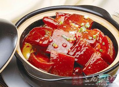 五花肉切幾大段，加姜片入冷水鍋煮開後，稍煮幾分鐘去盡水血