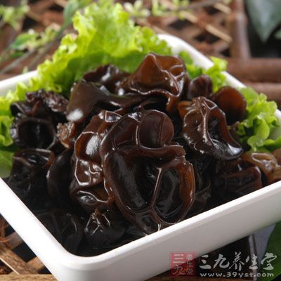 材料:木耳30克,枸杞10克 材料:木耳30克,枸杞10克