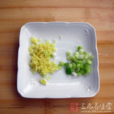 制作蘸料:將仔姜切末和蒜末 制作蘸料:將仔姜切末和蒜末