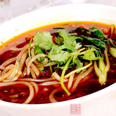 拿一個大碗，撒上花椒粉和辣椒粉，再放少許的鹽、醋和醬油