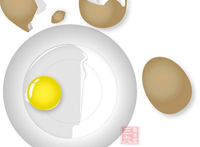將雞蛋打碎在一個小盆裡，放少許鹽和味精，用筷子打勻