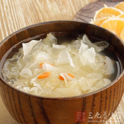 吃冰糖雪梨銀耳湯要適量，因為它是清熱的食物