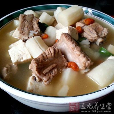 枸杞豬骨湯,就是用濃湯加入開水 枸杞豬骨湯,就是用濃湯加入開水