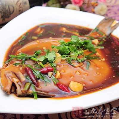 放上蔥絲，澆上蒸魚豉油，鍋熱油，再澆到魚上