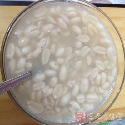 去花生仁10克煮湯喝，每日1～2次，連服3～5日可見效