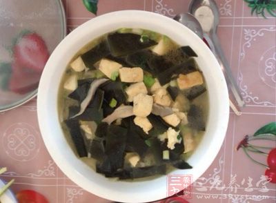 海帶豆腐湯是由豆腐、海帶為主要食材做成的一道菜品