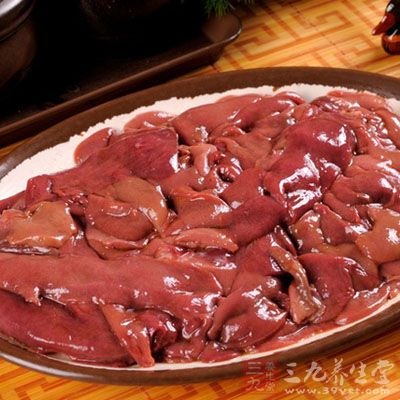 把豬腰切小塊,姜片切絲 把豬腰切小塊,姜片切絲