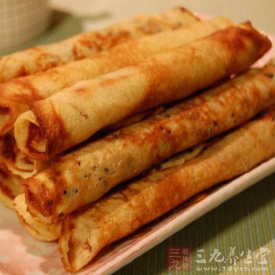 投入蛋皮肉卷炸至金黃色撈出