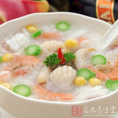 米粥熬煮至米粒開花時,加入山藥和南瓜丁繼續熬煮5分鐘 米粥熬煮至米粒開花時,加入山藥和南瓜丁繼續熬煮5分鐘