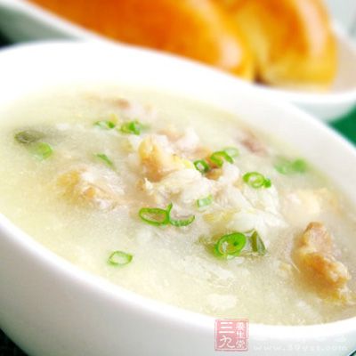 鵝胸肉切絲,用少量的料酒、白胡椒粉、糖、鹽拌勻入味 鵝胸肉切絲,用少量的料酒、白胡椒粉、糖、鹽拌勻入味