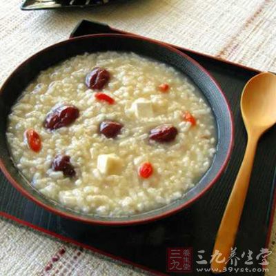 所有材料除枸杞外在睡覺前洗淨,浸泡在電飯鍋內,按煮粥、按定時即可 所有材料除枸杞外在睡覺前洗淨,浸泡在電飯鍋內,按煮粥、按定時即可