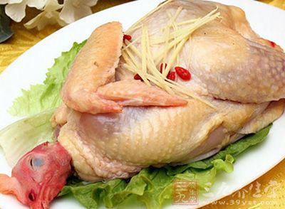 土雞半只,去掉雞屁股,雞肚裡的內髒等雜物全部清理掉,用清水沖洗至沒有血水 土雞半只,去掉雞屁股,雞肚裡的內髒等雜物全部清理掉,用清水沖洗至沒有血水