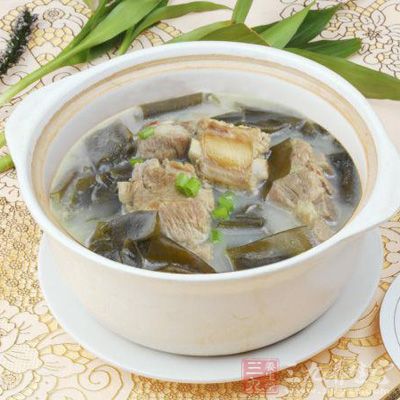 海帶提前泡水去鹽,反復漂洗去沙,切成菱形塊 海帶提前泡水去鹽,反復漂洗去沙,切成菱形塊