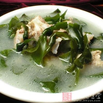排骨洗淨,放入沸水中汆燙去血水,撈出,瀝干水分 排骨洗淨,放入沸水中汆燙去血水,撈出,瀝干水分