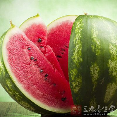 西瓜有清熱解毒、除煩止渴、利尿降壓之用