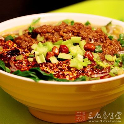 當鍋裡的水開時，把泡軟的粉條放進鍋內湯一下
