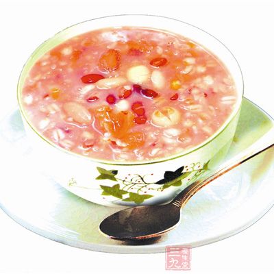 榛子杞子粥養肝益腎，明目豐肌