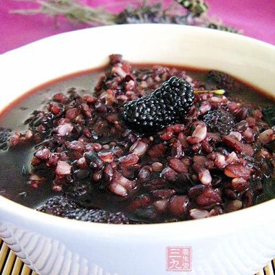 桑椹果粥補肝滋腎，益血明目
