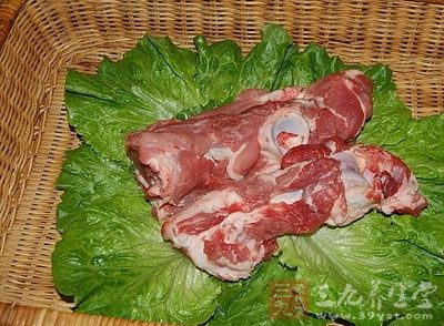 材料:剃了肉的豬大腿骨 材料:剃了肉的豬大腿骨