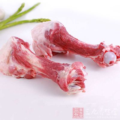 用開水炒一下,記住骨頭要大頭朝下哦 用開水炒一下,記住骨頭要大頭朝下哦