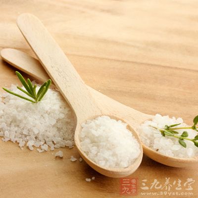 燒開後,小火咕嘟著,放入些鹽 燒開後,小火咕嘟著,放入些鹽