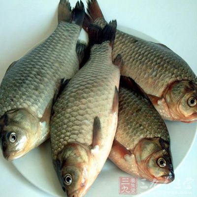 鲫魚，蔥，姜，生抽，油