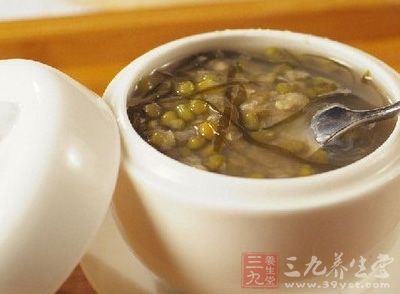 海帶洗淨切段，冬瓜連皮洗淨後切塊，綠豆洗淨待用