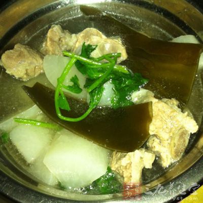 煮上一鍋開水焯燙排骨