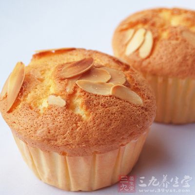 烤約1∼2分鐘後再翻面烤至上色，至雞蛋糕完全離模