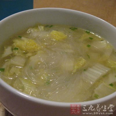 白菜洗淨,去根斜切成薄片;粉絲用熱水泡1小時瀝干水備用;野山椒剁碎,姜切絲 白菜洗淨,去根斜切成薄片;粉絲用熱水泡1小時瀝干水備用;野山椒剁碎,姜切絲