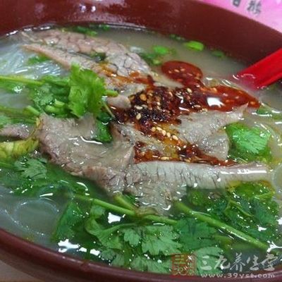放入清水和牛肉一同煮 放入清水和牛肉一同煮