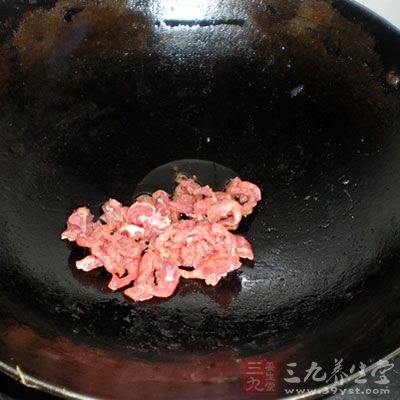把肉絲放進去煸炒